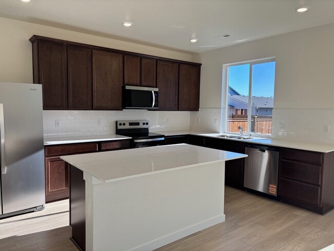 17058 126th St E in Bonney Lake, WA - Foto de edificio - Building Photo