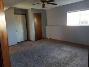 4709-4723 Switzer Rd in Merriam, KS - Building Photo - Interior Photo