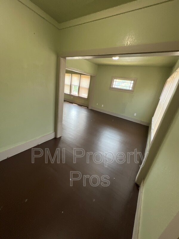 2481 W Locust St in Milwaukee, WI - Building Photo - Building Photo