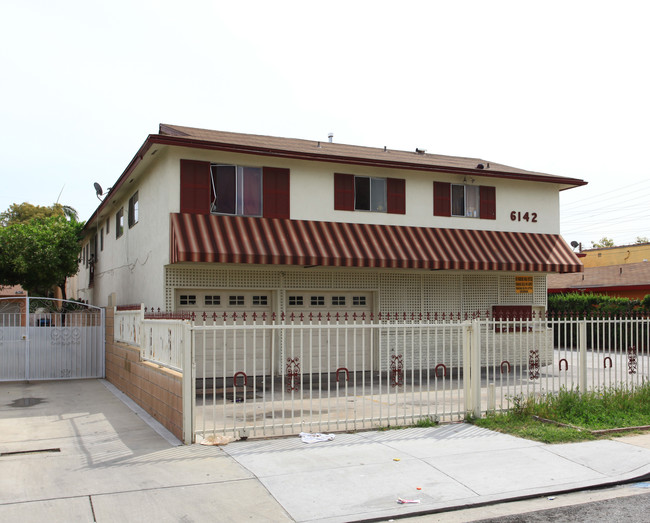 6142 Palm Ave in Maywood, CA - Foto de edificio - Building Photo