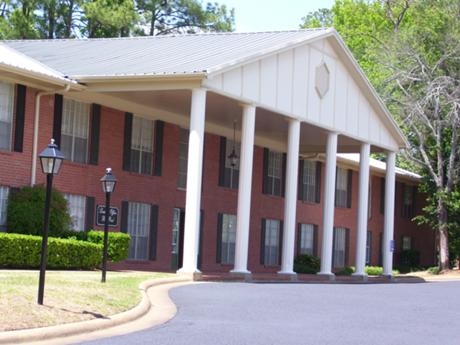 The Lodge on Broadway in Tyler, TX - Building Photo