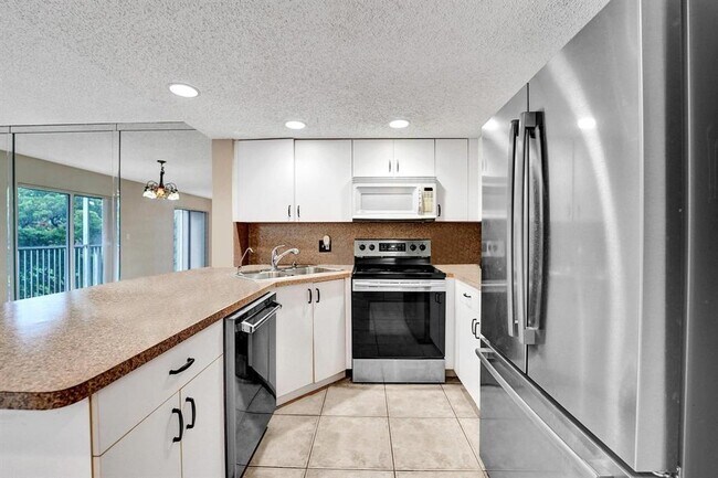9470 Tangerine Pl, Unit 301 in Davie, FL - Building Photo - Building Photo