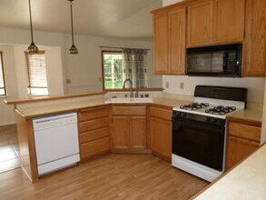 1499 Spaniel Ct in Redding, CA - Building Photo - Building Photo