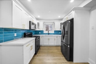 2294 Lake Shore Blvd W in Toronto, ON - Building Photo - Building Photo