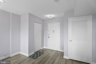 5340 Holmes Run Pkwy in Alexandria, VA - Building Photo