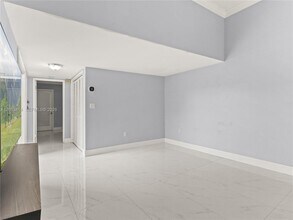 9133 Fontainebleau Blvd in Miami, FL - Building Photo - Building Photo