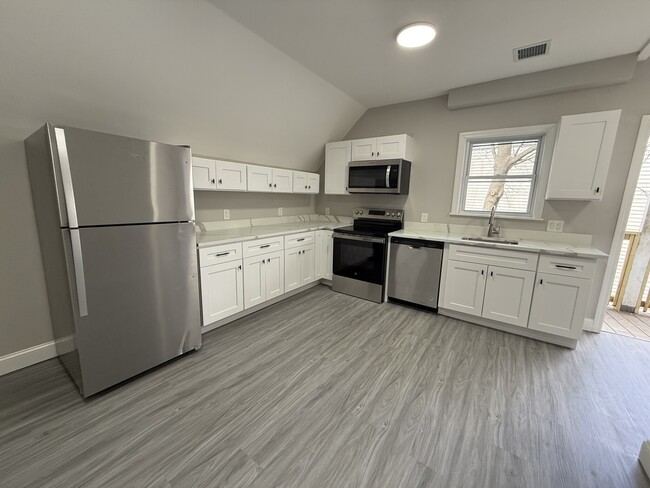 40 Fowler St, Unit 1 in Boston, MA - Foto de edificio - Building Photo