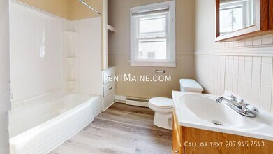 172 College Ave, Unit 6 in Waterville, ME - Foto de edificio - Building Photo