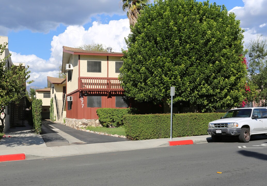 1377 E Acacia Ave in Glendale, CA - Building Photo