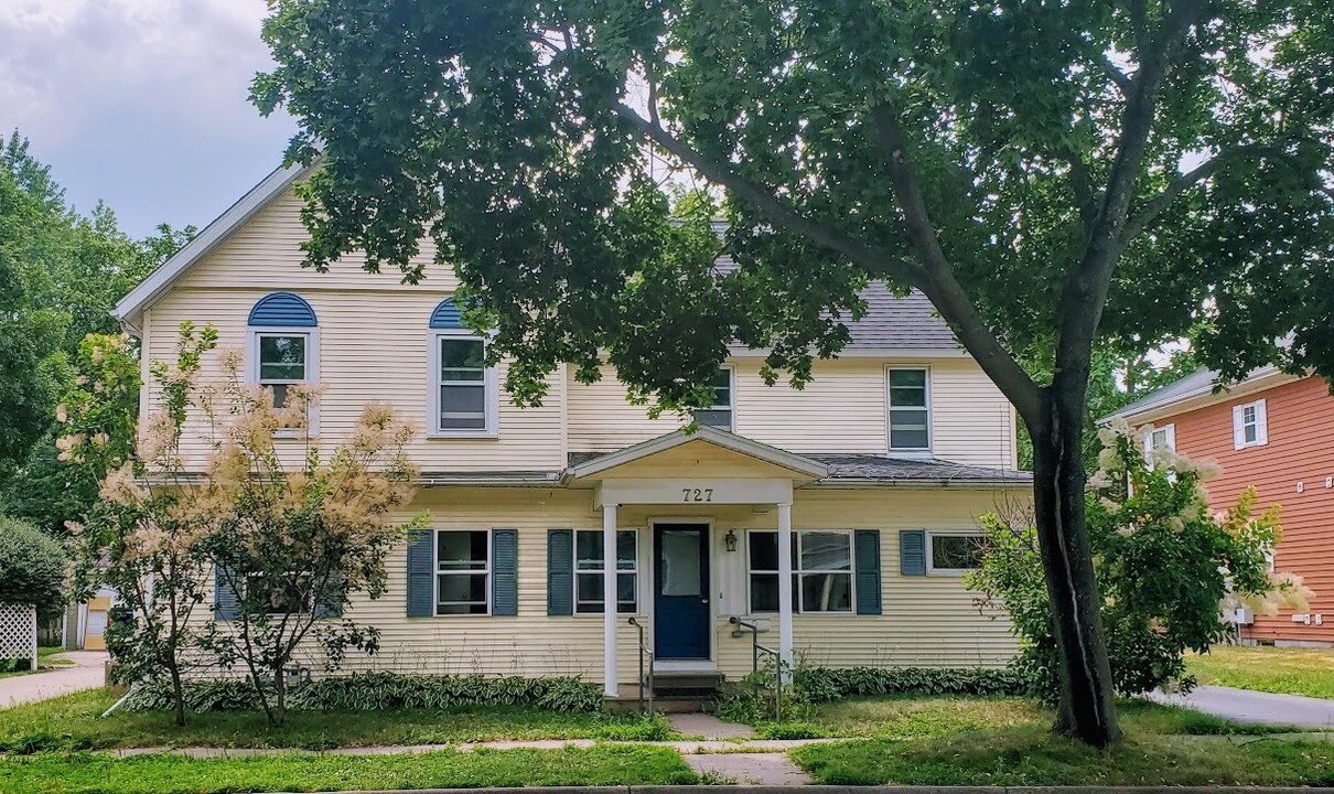 727 Washington St in Wausau, WI - Foto de edificio