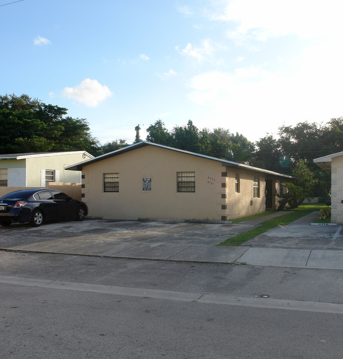 6747-6753 NW 5th Ct in Miami, FL - Foto de edificio