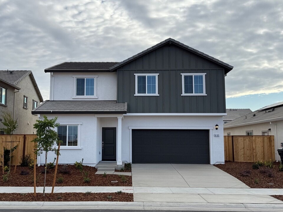 8105 Trapper Rnch Rd in Roseville, CA - Building Photo
