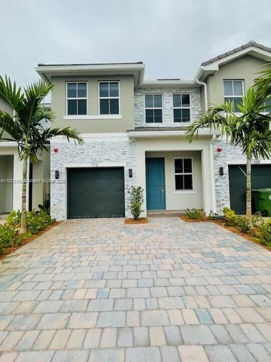 164 SW 171st Terrace in Pembroke Pines, FL - Building Photo