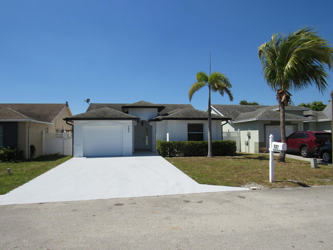 137 Vanessa St in Palm Springs, FL - Foto de edificio - Building Photo