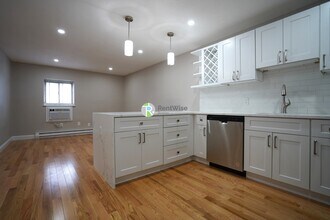 1198 Commonwealth Ave, Unit 35 in Boston, MA - Building Photo - Building Photo