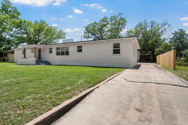 4100 N 30th St, Unit Room 2 in Waco, TX - Building Photo - Building Photo