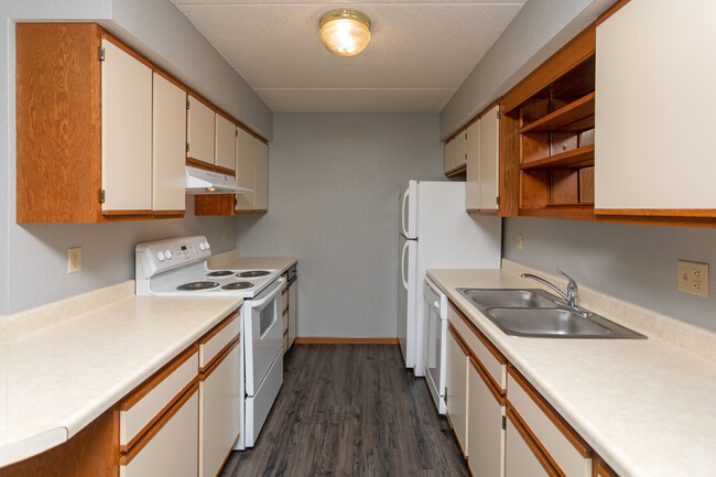 Royal Court Apartments in Fargo, ND - Building Photo - Interior Photo