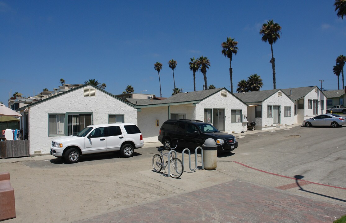 831 Pacific St in Oceanside, CA - Building Photo