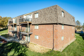 SPACIOUS APARTMENTS in Omaha, NE - Building Photo - Building Photo