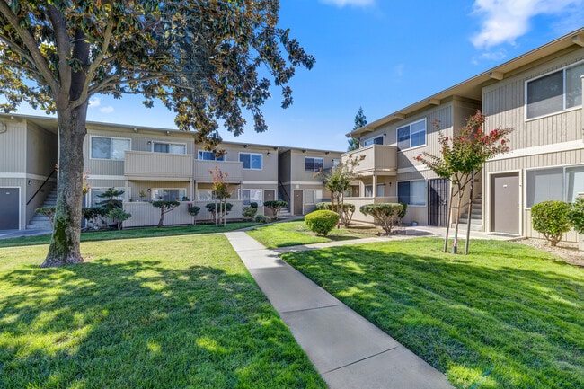 Stardust Villa Apartments in Modesto, CA - Foto de edificio - Building Photo