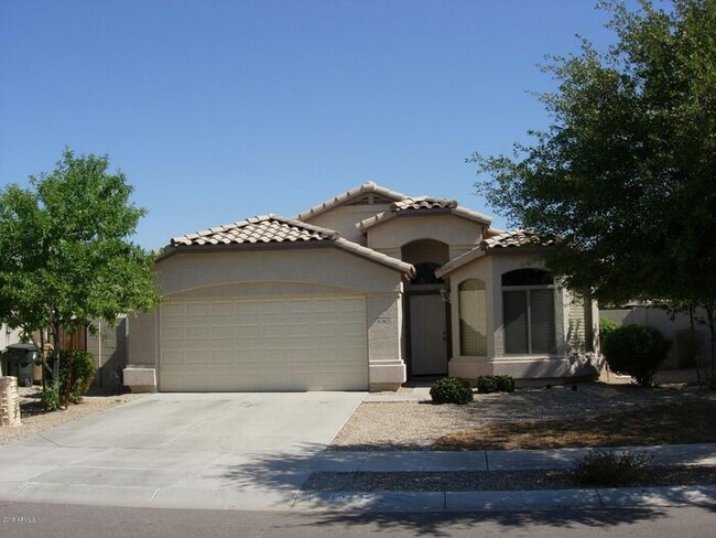 15742 W Latham St in Goodyear, AZ - Building Photo - Building Photo