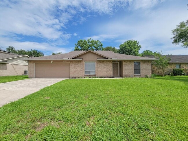 5607 Country Green St in League City, TX - Building Photo - Building Photo