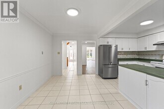 459 Glenashton Dr in Oakville, ON - Building Photo - Building Photo