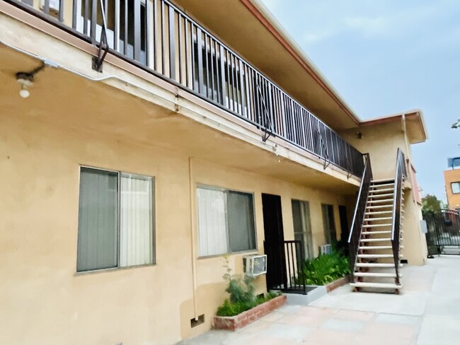 1056 Elm Ave in Glendale, CA - Building Photo - Building Photo