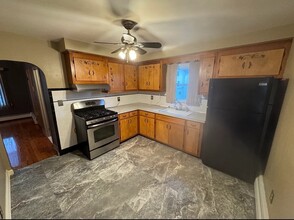 38 Pitman St-Unit -3 in Fall River, MA - Building Photo - Building Photo