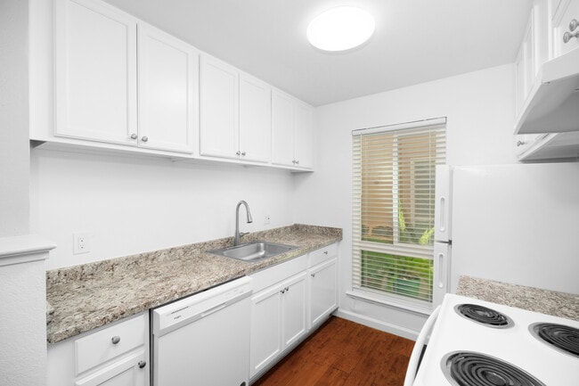Walnut Wood Apartments in Carmichael, CA - Foto de edificio - Building Photo