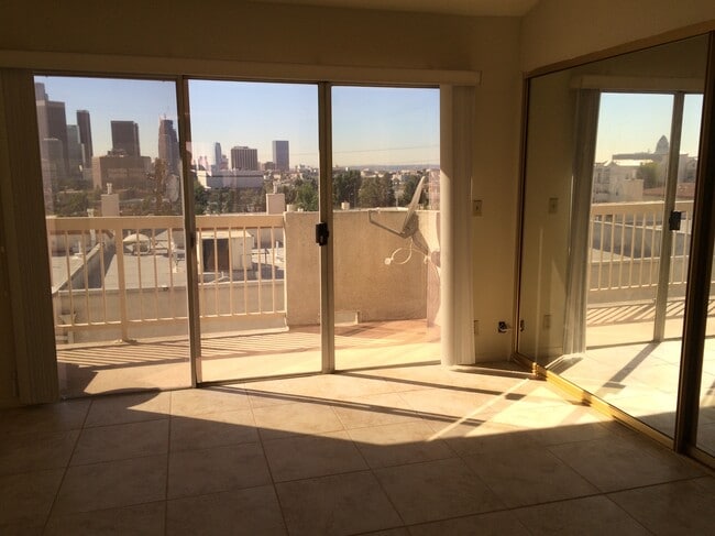 999 Figueroa Ter in Los Angeles, CA - Building Photo - Building Photo