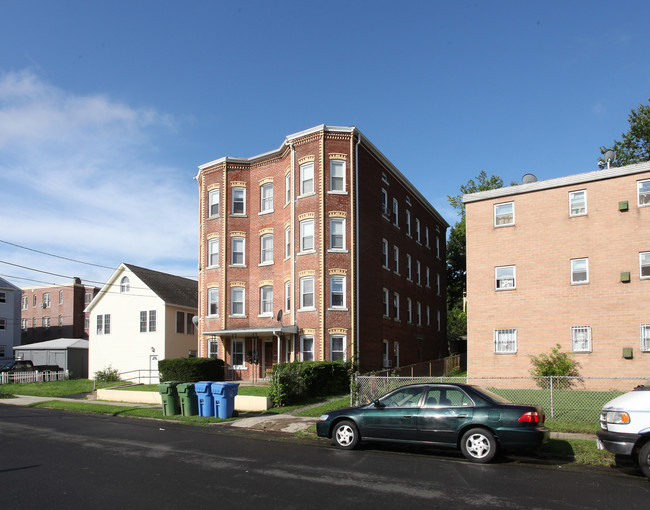 204 Grove St in New Britain, CT - Building Photo - Building Photo