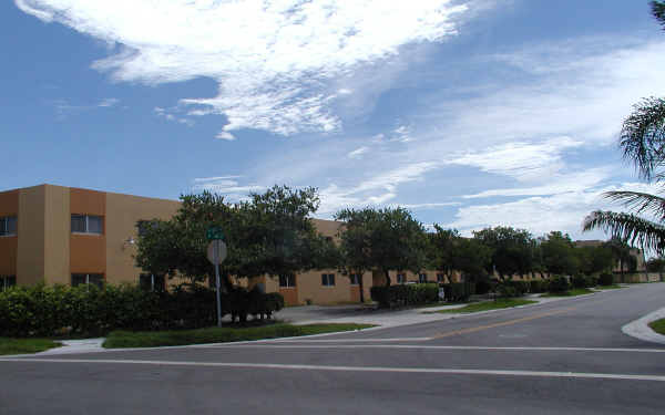 2565 W 56th St in Hialeah, FL - Building Photo