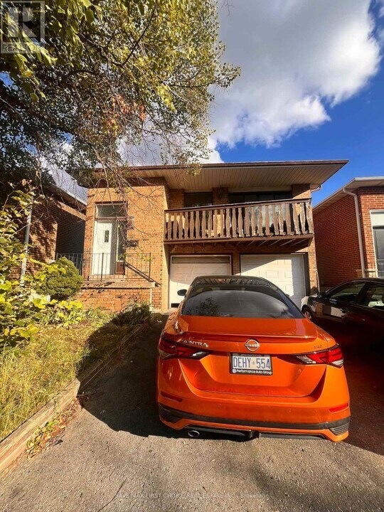 34 Tanager Square in Brampton, ON - Building Photo