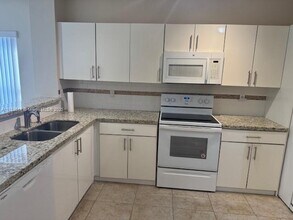 12122 SW 2nd St in Pembroke Pines, FL - Foto de edificio - Building Photo