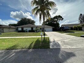 118 Mayorca Ct in Royal Palm Beach, FL - Building Photo
