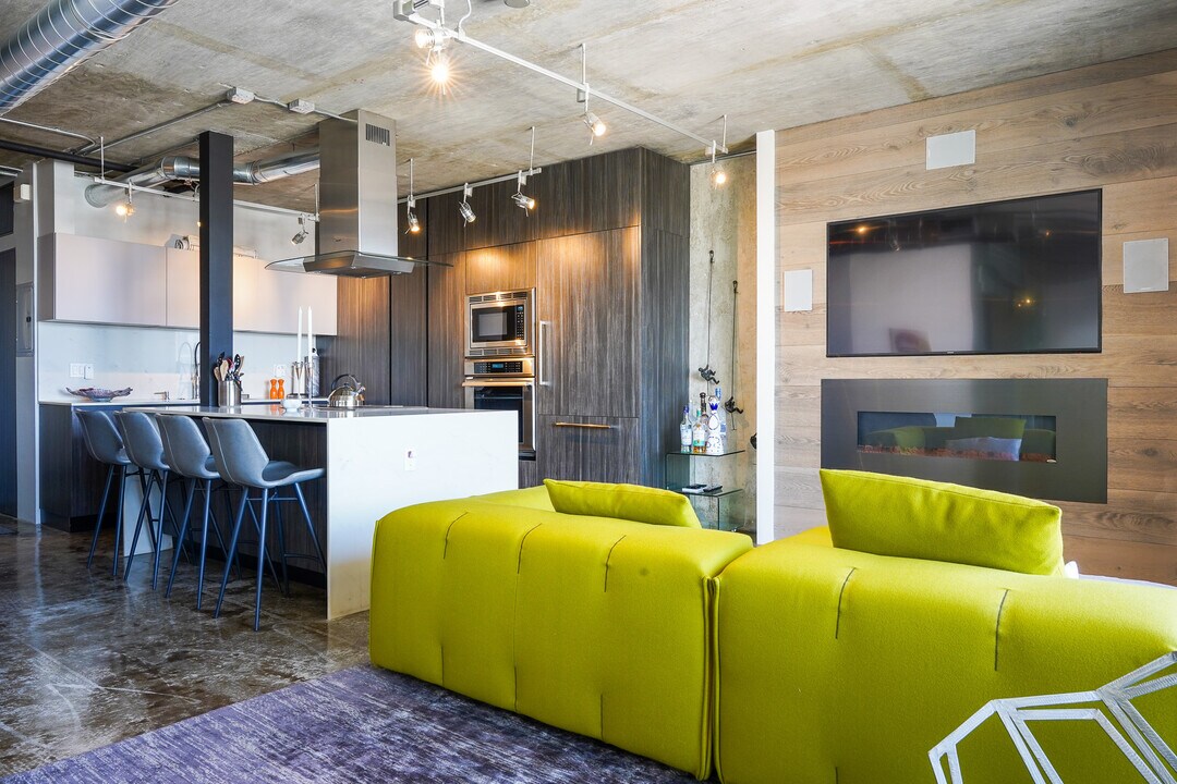 321 S San Vicente Blvd in Los Angeles, CA - Building Photo