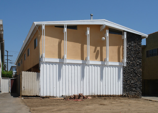 3740 Midvale Ave in Los Angeles, CA - Foto de edificio - Building Photo