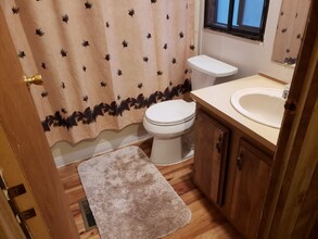 8 Depot Rd in Naples, ID - Foto de edificio - Building Photo