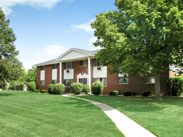 Whitman Park Apartments in Oconomowoc, WI - Foto de edificio - Building Photo