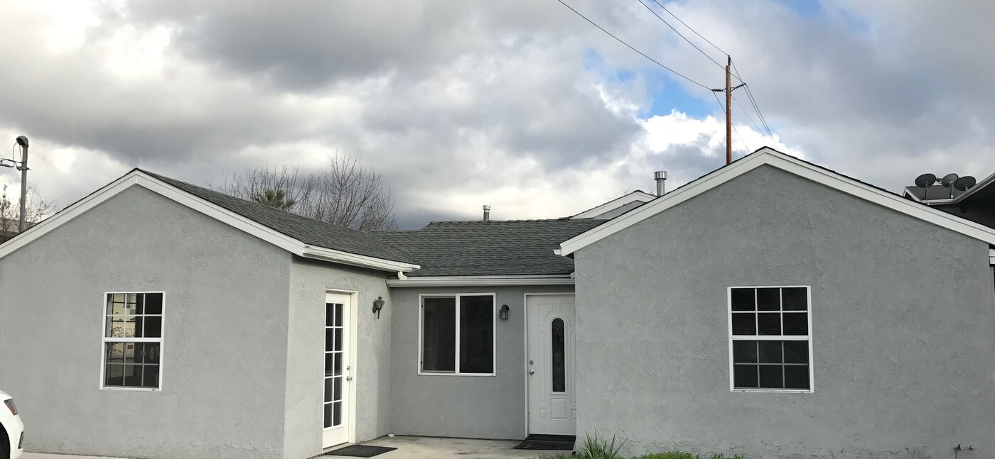 256 W Valencia Ave in Burbank, CA - Building Photo