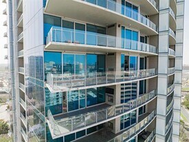 3130 N Harwood St in Dallas, TX - Building Photo