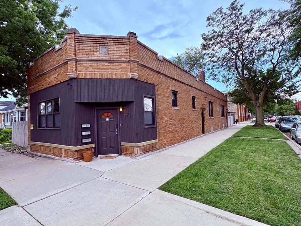 5257 W Eddy St in Chicago, IL - Foto de edificio