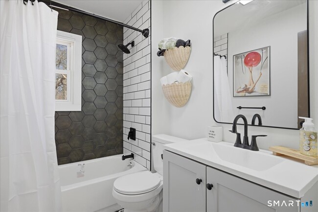 106 Midway Oval in Groton, CT - Building Photo - Building Photo