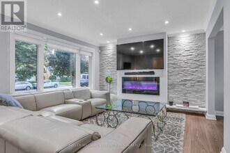 115 Ashbourne Dr in Toronto, ON - Building Photo - Building Photo