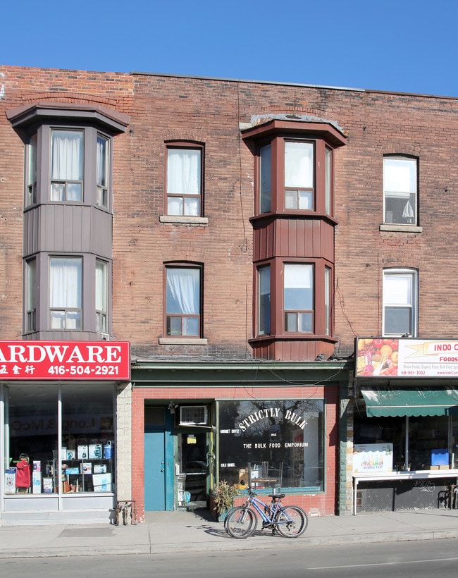 924b Bloor St W