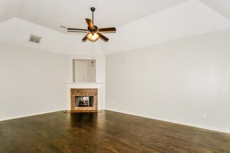 5009 Forest Oasis Ln in Memphis, TN - Foto de edificio - Building Photo