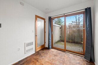 5938 NE Hoyt St in Portland, OR - Building Photo - Building Photo