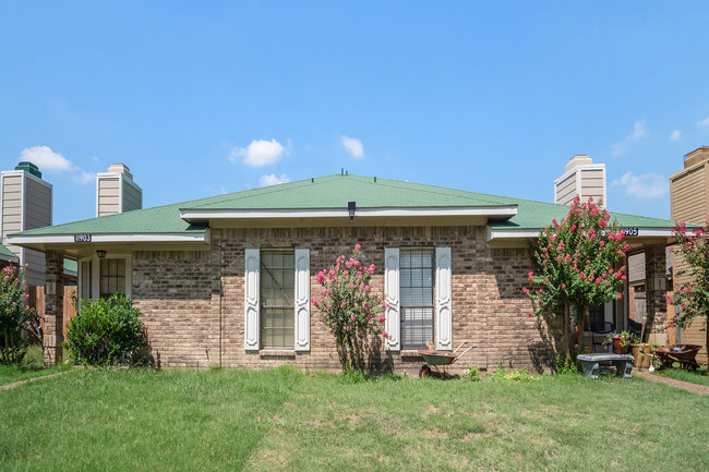 11803-11905 Garden Terrace Dr in Dallas, TX - Building Photo - Building Photo