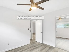 2727-2741 Abbot Kinney Blvd in Los Angeles, CA - Building Photo - Building Photo